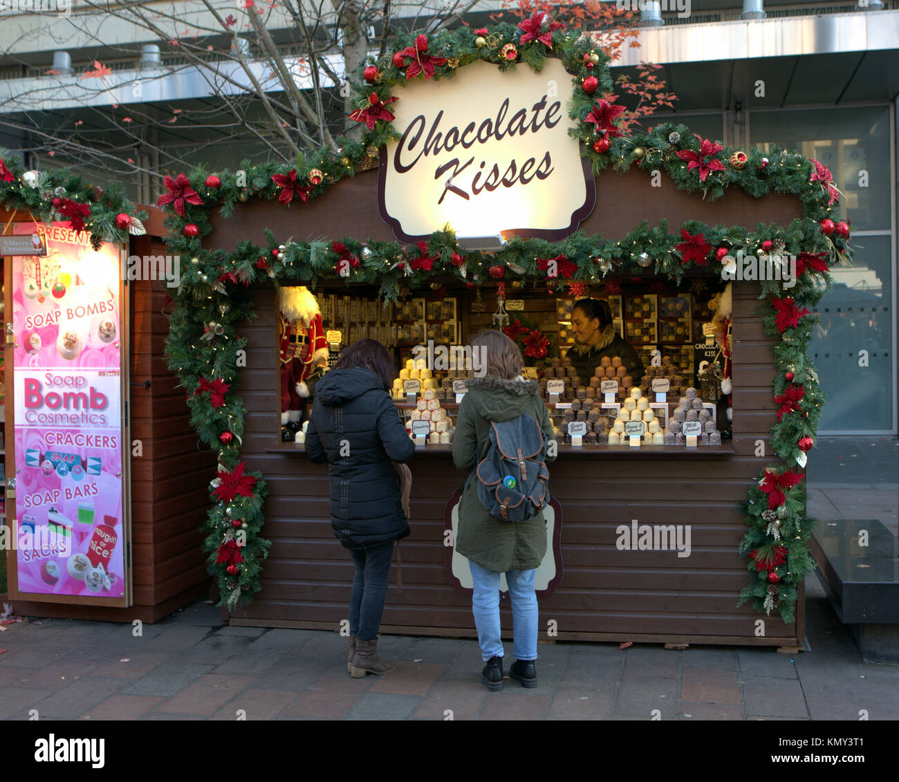 Mädchen Frauen küsst Schokolade Süßigkeiten Weihnachtsmarkt glasgow Stände und Leute Stockfoto