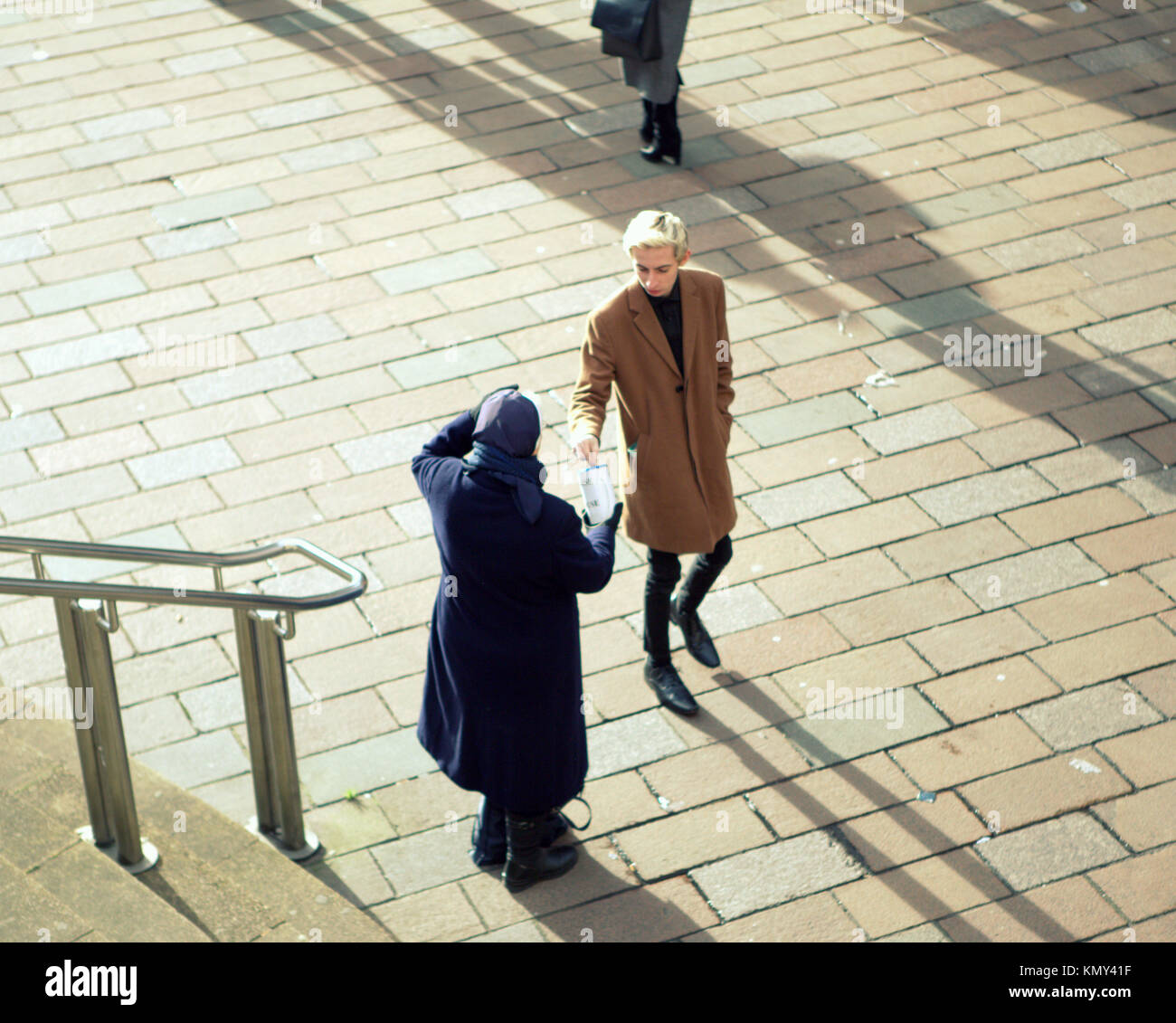 Katholische Nonne auf der Straße, die Charity Spende kann schütteln Passanten Glasgow, Schottland, Vereinigtes Königreich Stockfoto