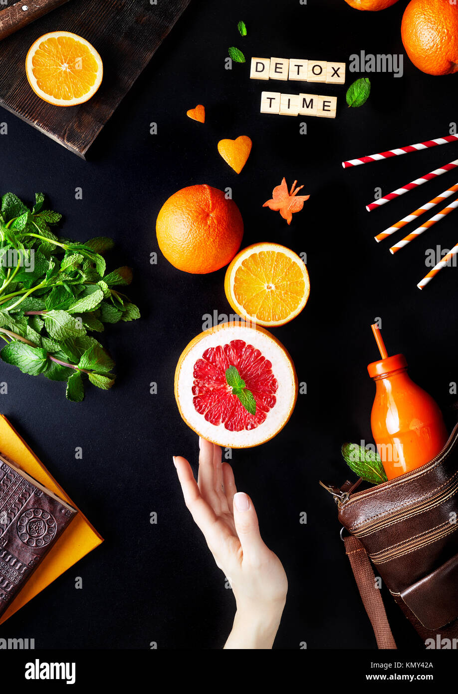 Frische detox Saft aus Zitrusfrüchten auf schwarzem Hintergrund flay legen Stockfoto