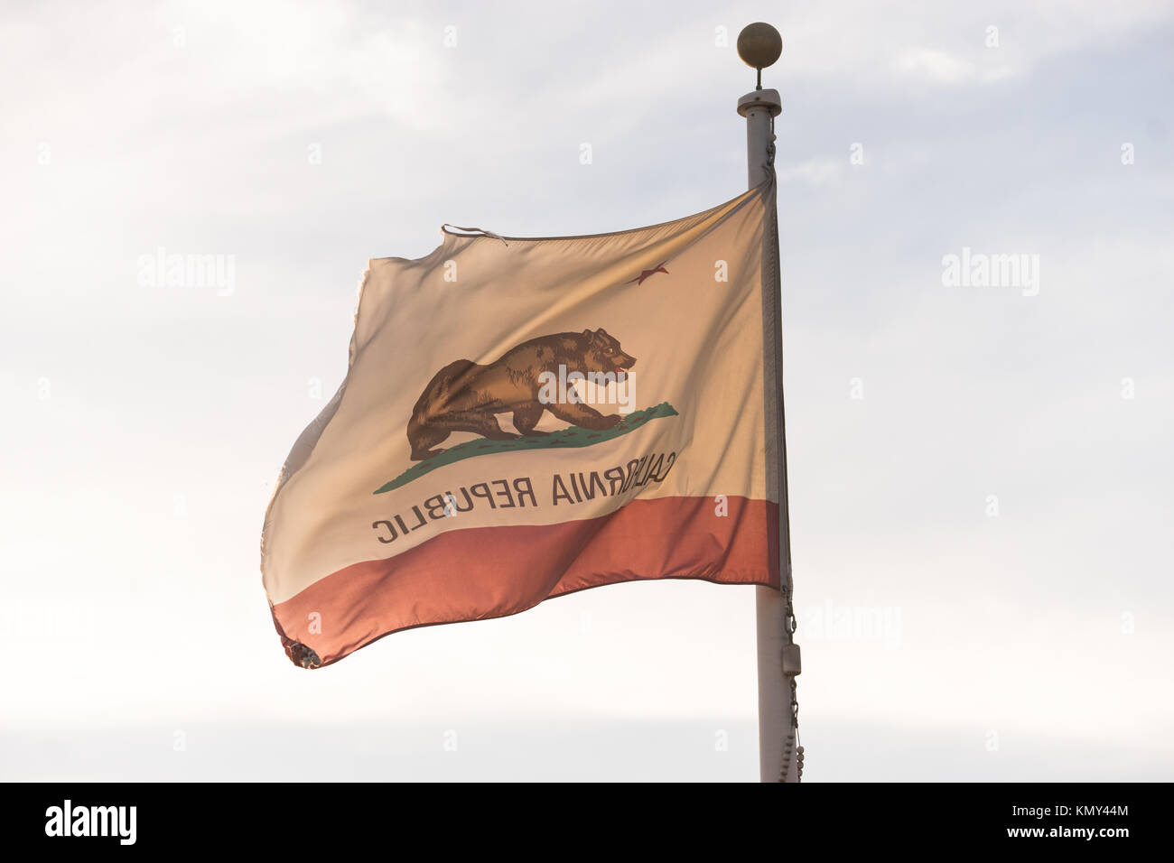 Eine Fahne des Staates Kalifornien winken während des Sonnenuntergangs. Stockfoto
