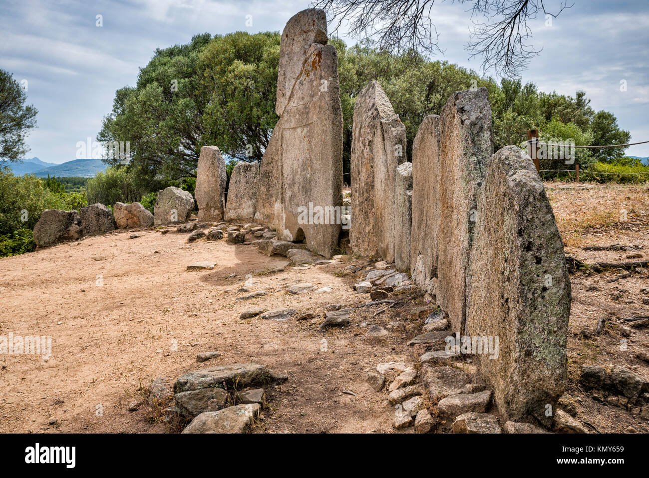 Stele und Megalithen im Li Lolghi, Tomba di Giganti, Nuragischen Grabmal, Bronzezeit Grab, in der Nähe von Arzachena, Sardinien, Italien Stockfoto