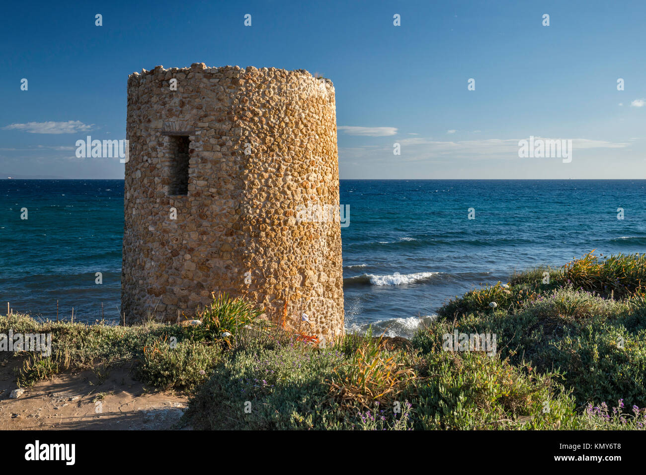 Torre Abbacurrente, 1577, mittelalterlichen Wachturm, in Platamona Strand, über Golf von Asinara, in der Nähe von Porto Torres, Provinz Sassari, Sardinien, Italien Stockfoto