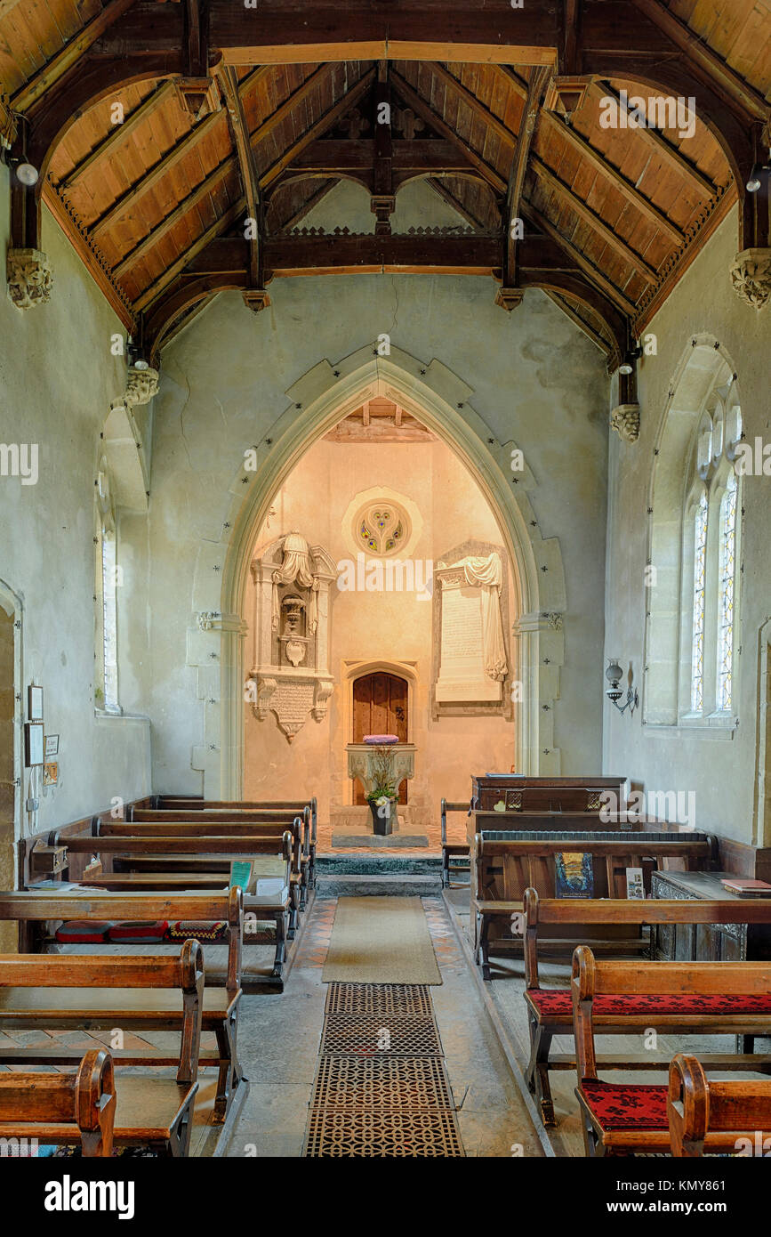 St James Church, Milton Clevedon, South Somerset Interieur mit Gang & neue Schriftart Stockfoto