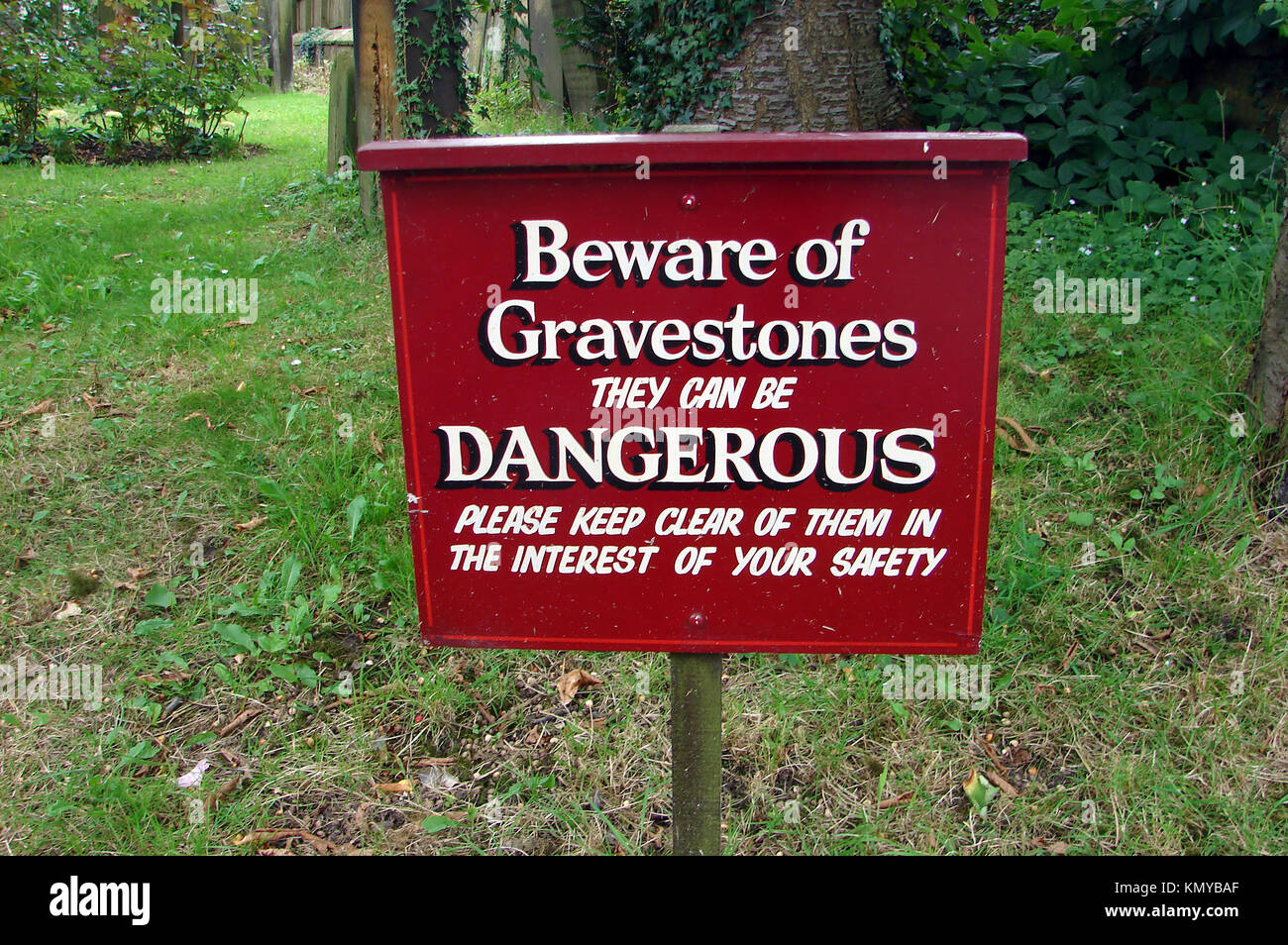 Humor (unbeabsichtigte) - altes Schild 2007 - Great Ayton Dorf, Kirche, Friedhof, Yorkshire UK - "Vorsicht vor GRABSTEINE SIE KÖNNEN GEFÄHRLICH WERDEN. Stockfoto