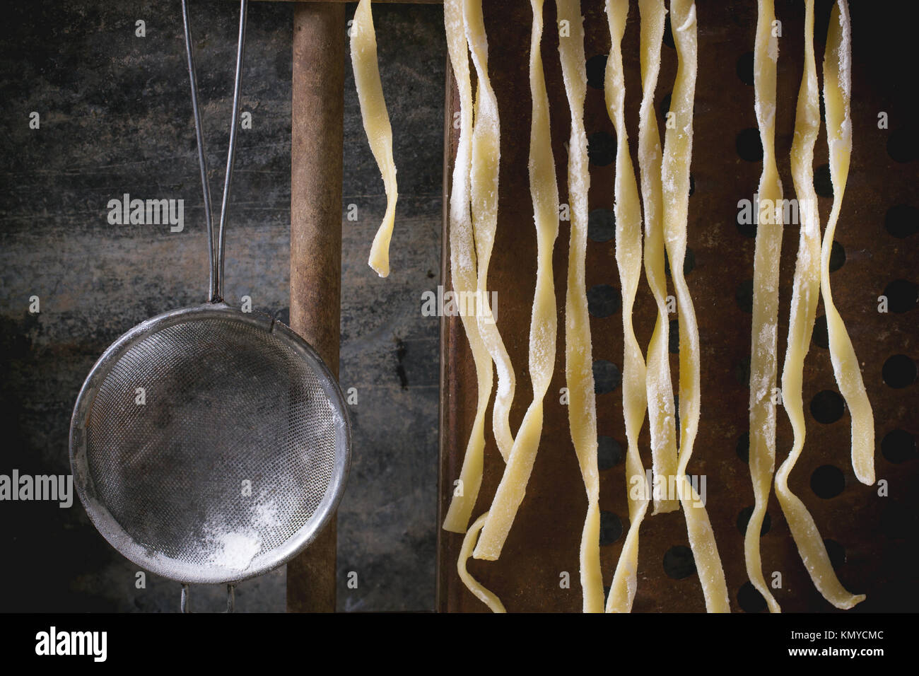 Die hausgemachte Pasta Linguine auf rustikale Küche mit Vintage Sieb Stockfoto