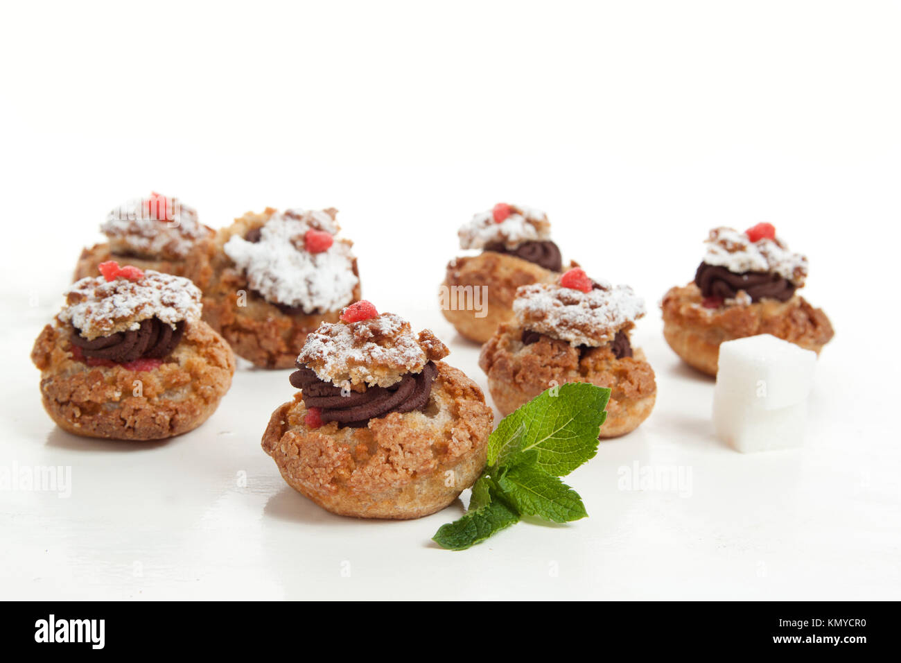 Mini Kuchen mit Schokoladenmousse serviert mit Minze über Weiß Stockfoto