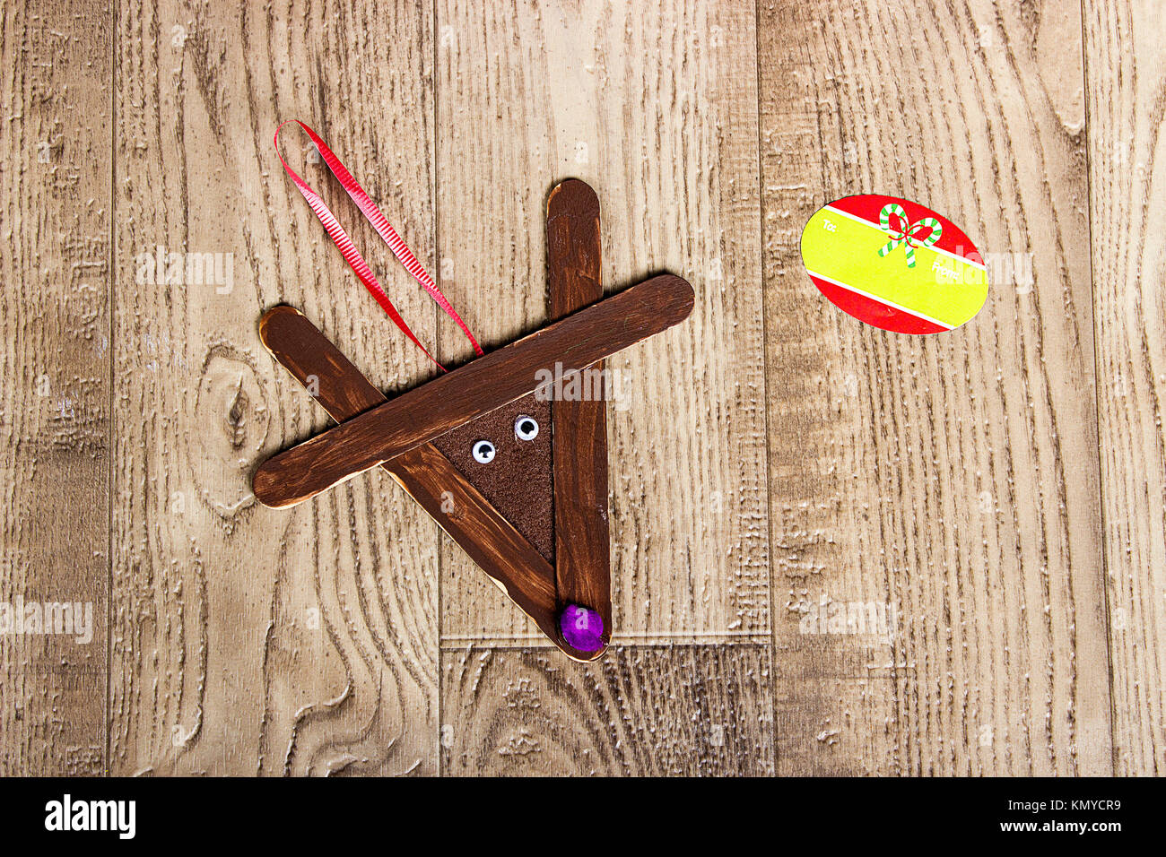 Handgemachte Weihnachtsdekoration von Popsicle Sticks, Kinder basteln, Popsicle Sticks, Rentier globe Stockfoto