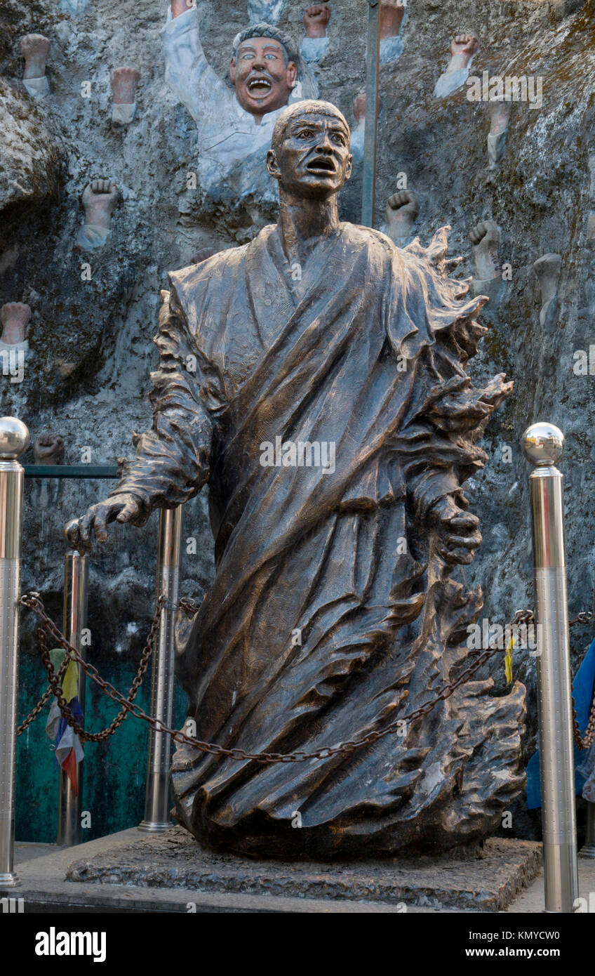 Bronze Skulptur, Denkmal an der Dalai Lama Tempel der Tibeter, die in sich selbst gestorben - immolations aus Protest gegen die chinesische Besetzung in Tibet Stockfoto