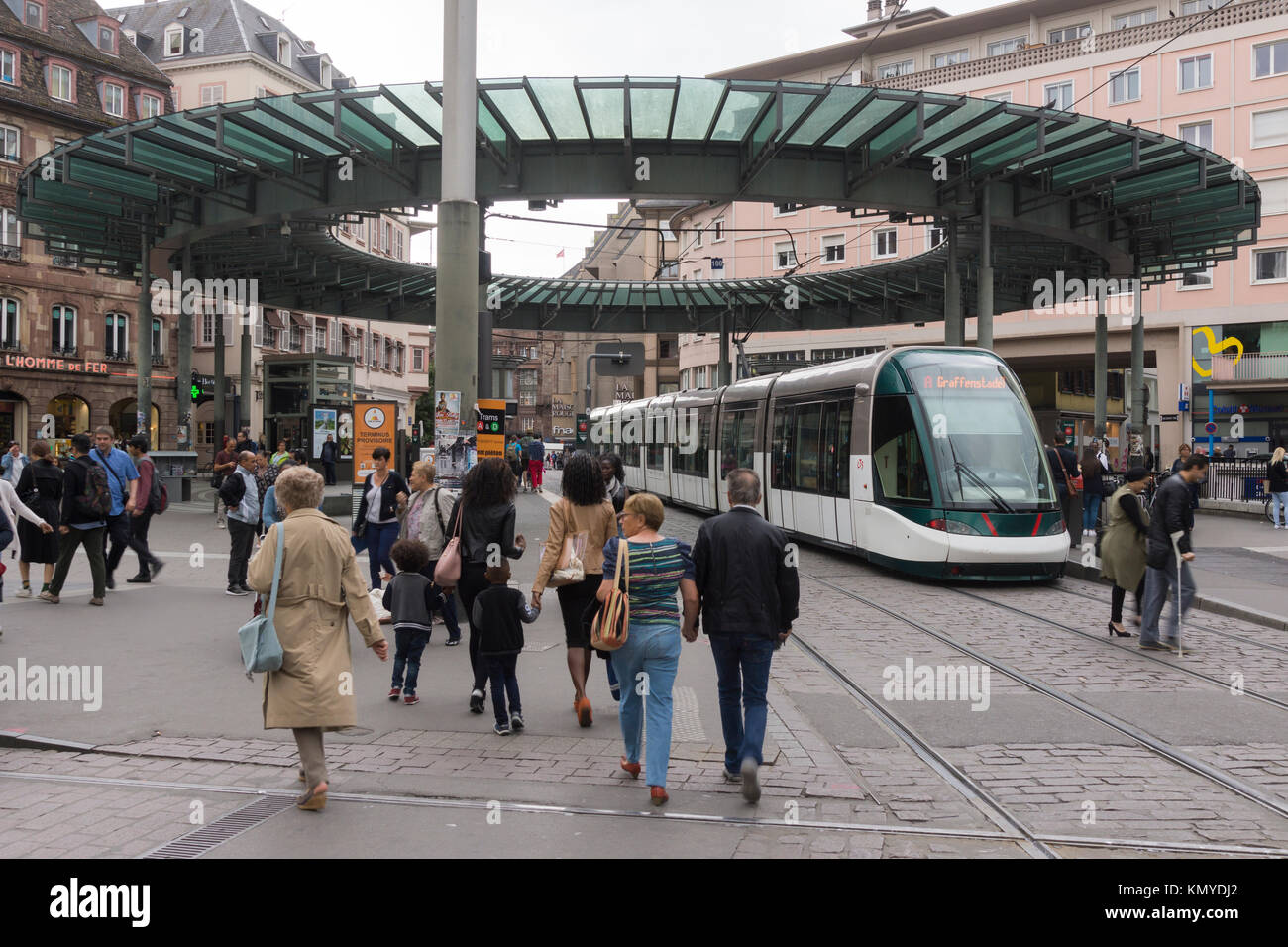 Eine Straßenbahn- und Fußgängern in Homme de Fer Square, dem zentralen Straßenbahn-Endhaltestelle in Straßburg Stockfoto