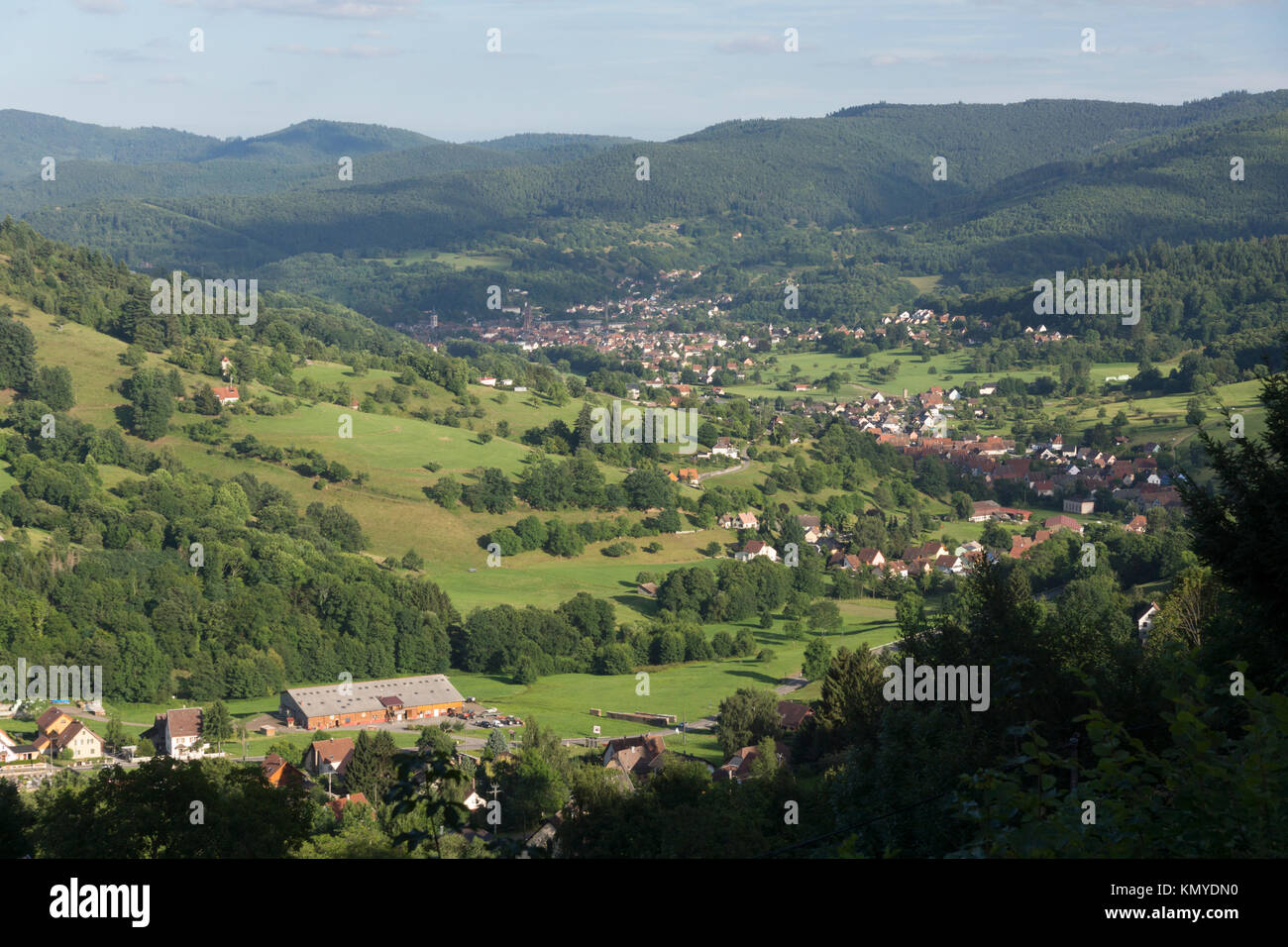 Ein Luftbild mit Blick auf das Dorf von Munster innerhalb der Fecht Tal eingebettet, Elsass Stockfoto