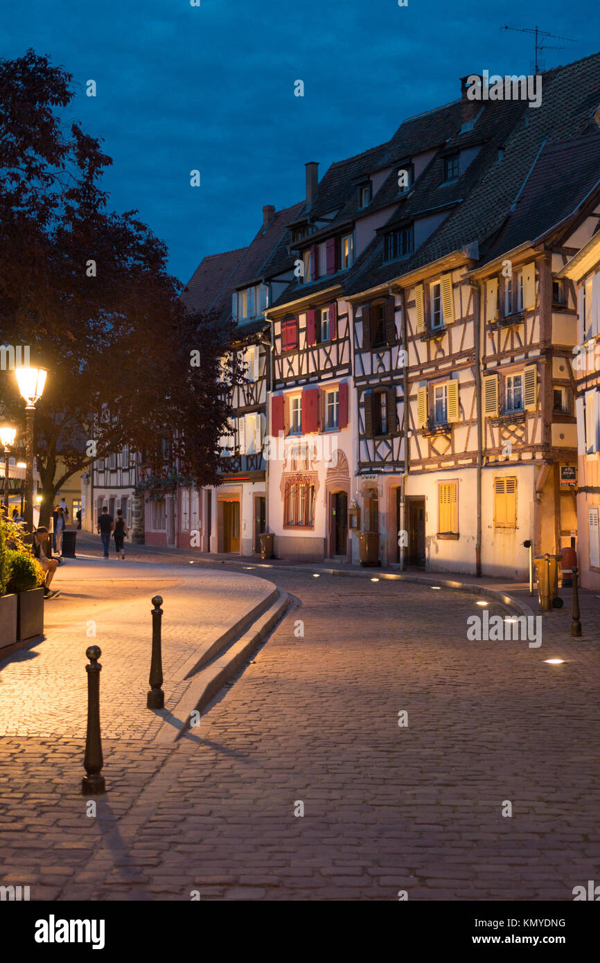 Typische Maisons à Colombages (Fachwerkhäuser) in der beliebten Touristengegend Petite Venise in Colmar in der Abenddämmerung. Elsass, Frankreich Stockfoto