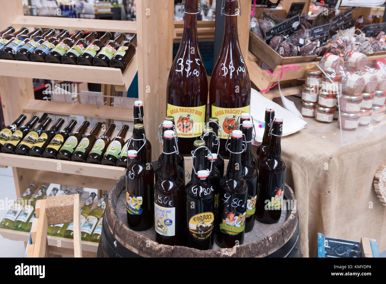 Regional gebrautes Bier zum Verkauf an der Markthalle von Colmar Stockfoto