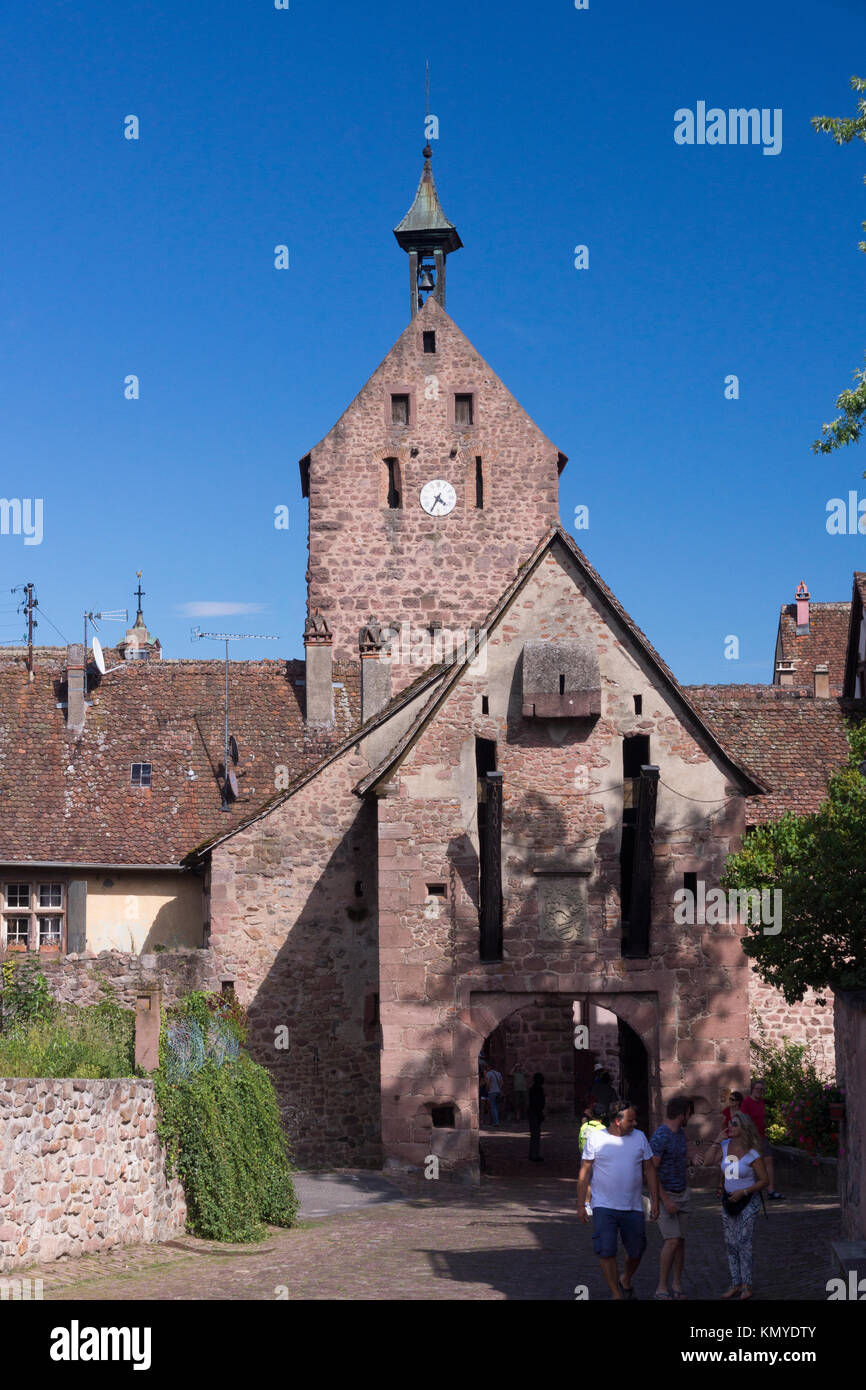Die obertor (Oberes Tor) in Riquewihr, ein beliebtes Reiseziel an der Elsässischen Weinstraße Stockfoto
