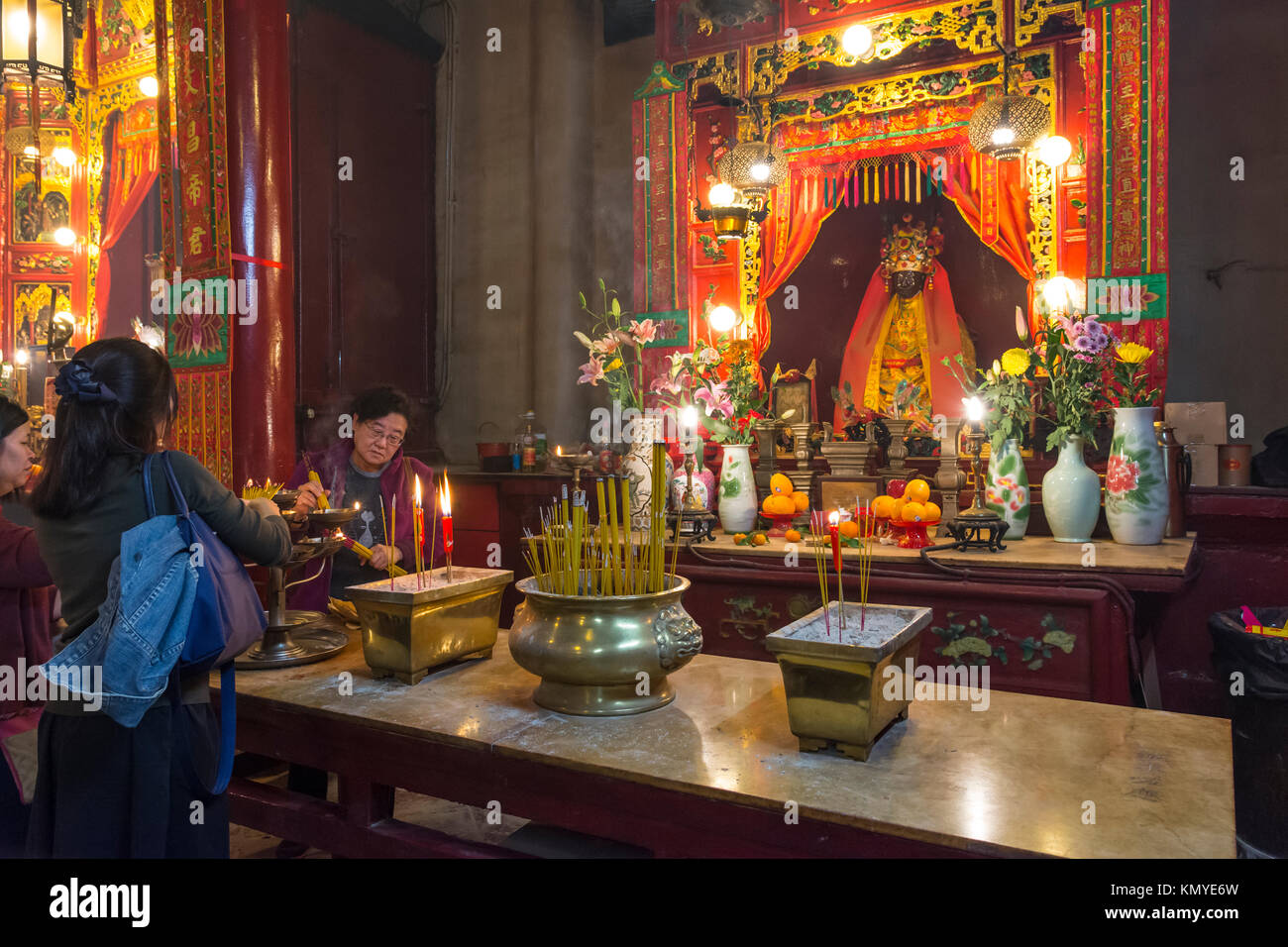 Die Menschen beten vor dem Altar in Pak Tai Tempel in Hong Kong Stockfoto