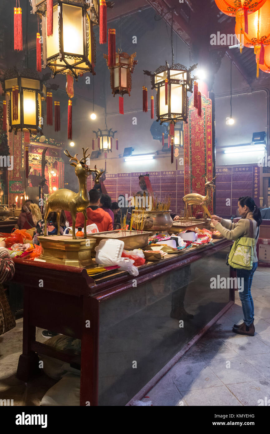 Die Menschen beten vor dem Altar in Pak Tai Tempel in Hong Kong Stockfoto