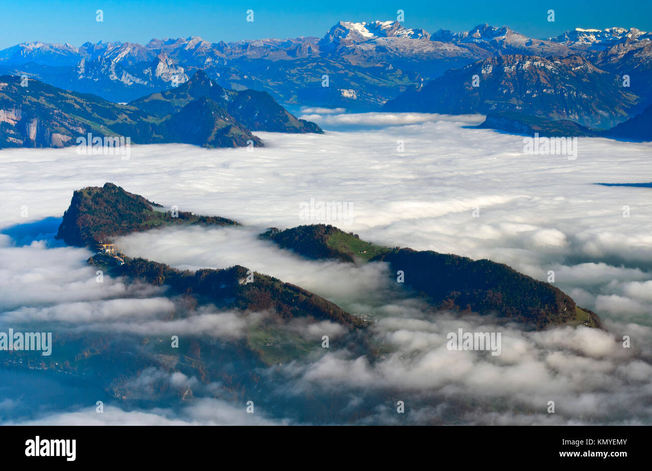 Bürgenstück Gebirge in der herbstlichen Hochnebel über den Vierwaldstättersee, Glärnisch massiv hinter, Pilatus massiv, Alpnachstad in der Nähe von Luzern, Schweiz Stockfoto