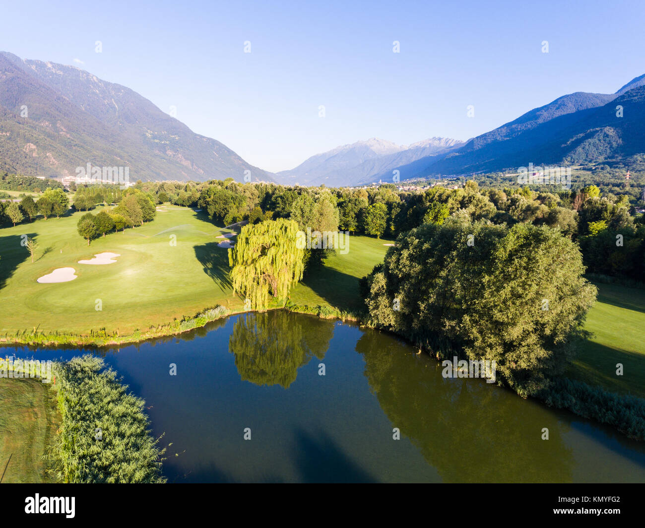 Golf Club - See und Grüne Wiese Stockfoto