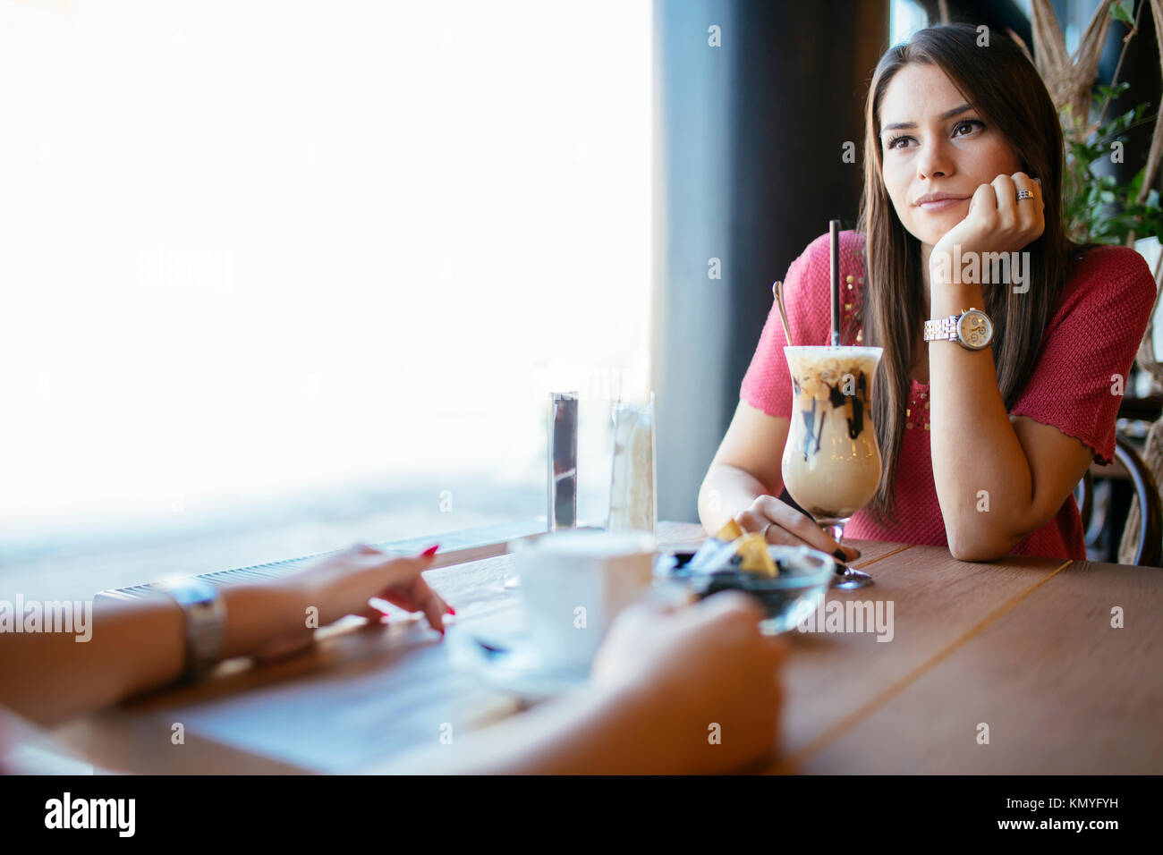 Schöne Frauen trinken Kaffee und Klatsch Stockfoto