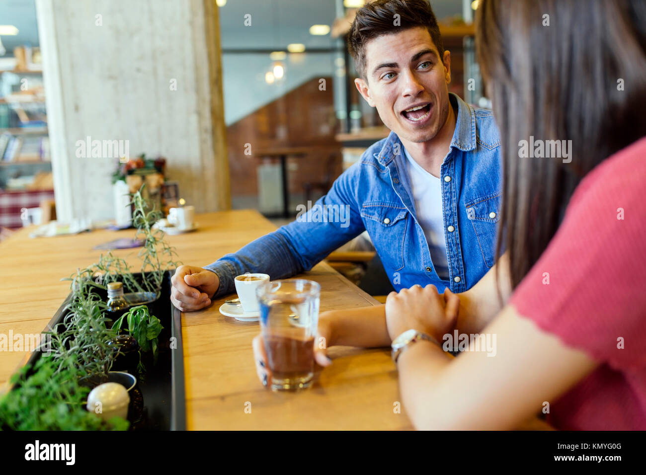 Glückliches junges Paar im Restaurant Stockfoto