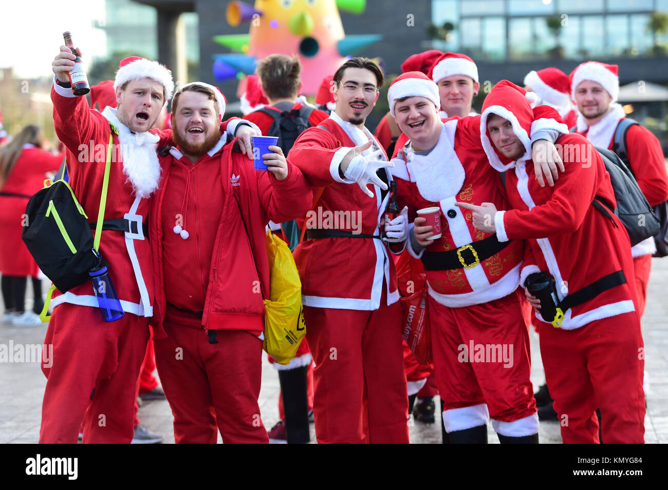 Die Teilnehmer sammeln im Kings Cross in London, vor der Teilnahme an Santacon London 2017. Stockfoto