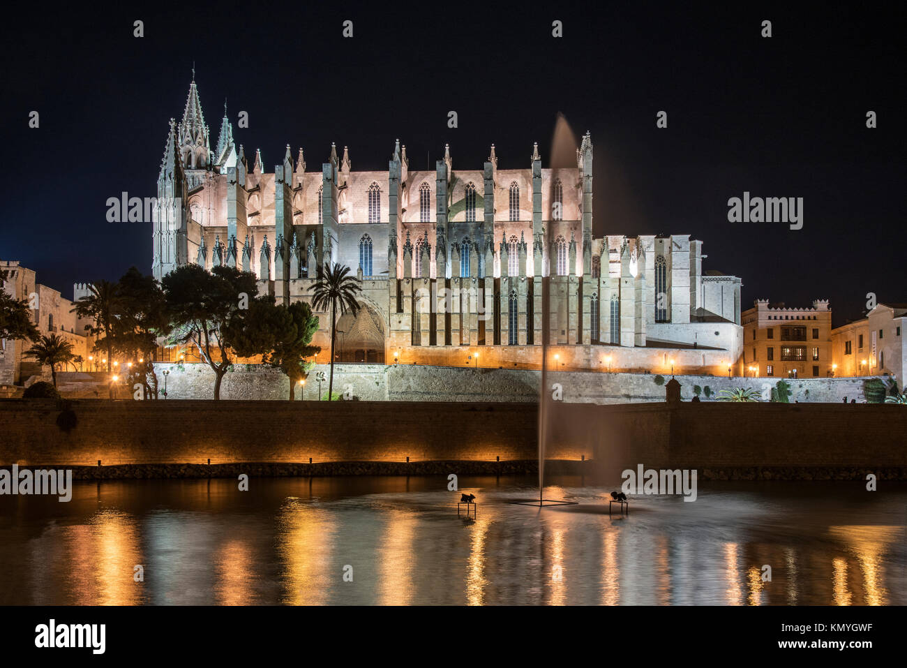 Nacht Blick auf die Kathedrale von Santa Maria von Palma oder Catedral de Santa Maria de Palma de Mallorca, Palma De Mallorca, Balearen, Spanien Stockfoto