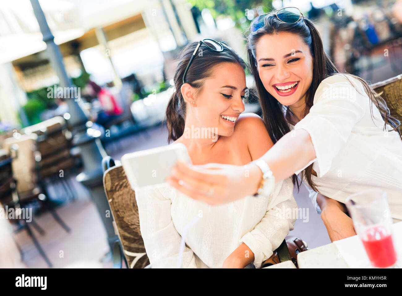 Zwei junge schöne Frauen, die eine selfie von sich selbst Stockfoto