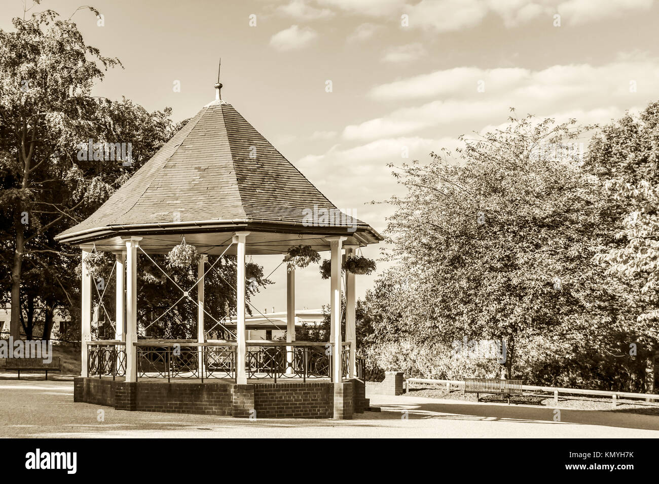Musikpavillon in Telford Park, Telford, Shropshire Vereinigtes Königreich. Bild auf der 15. Juli 2014 entnommen und zu einem Sepia Ton umgewandelt Stockfoto