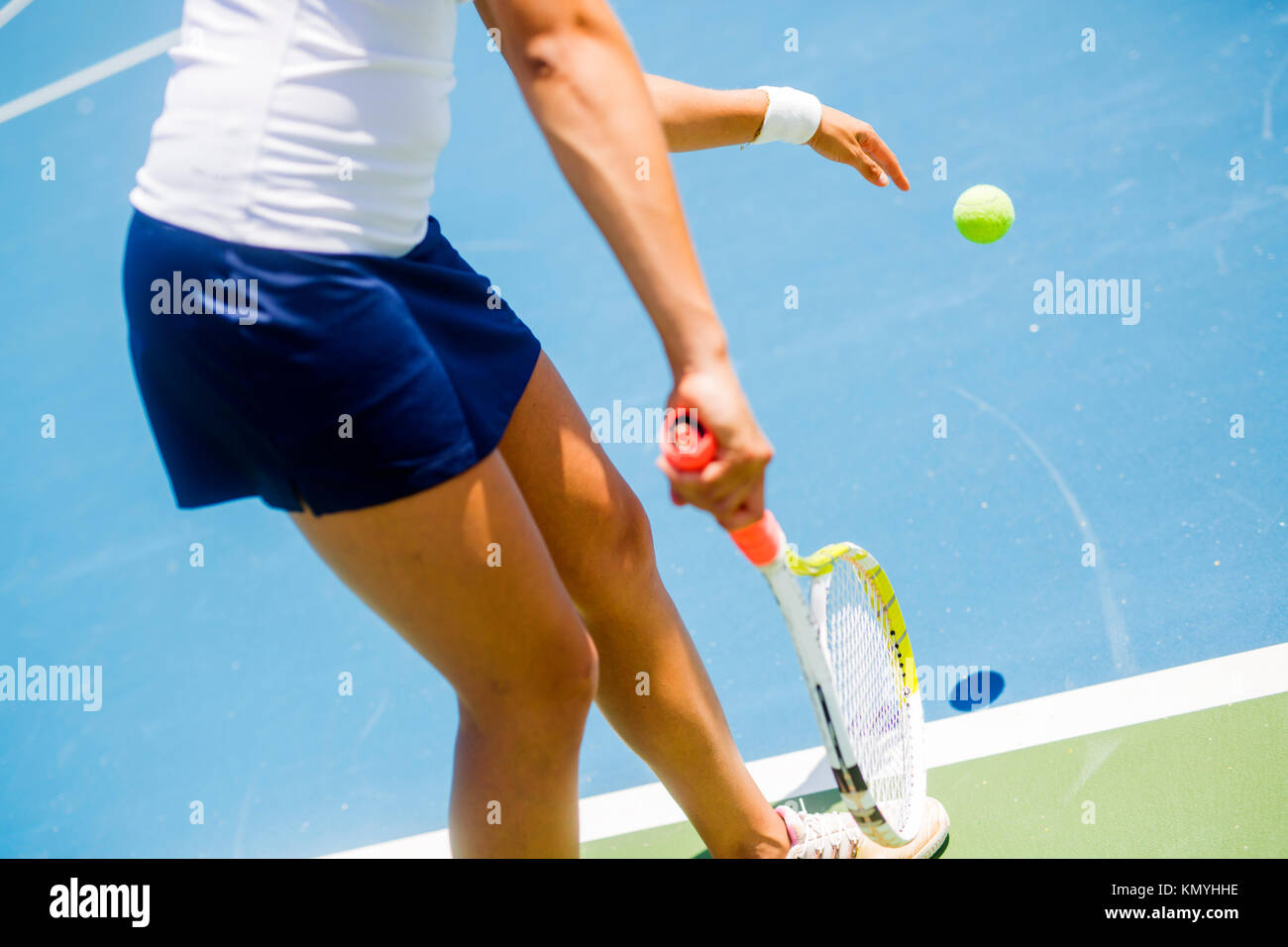 Schöne weibliche Tennisspieler dienen Stockfoto