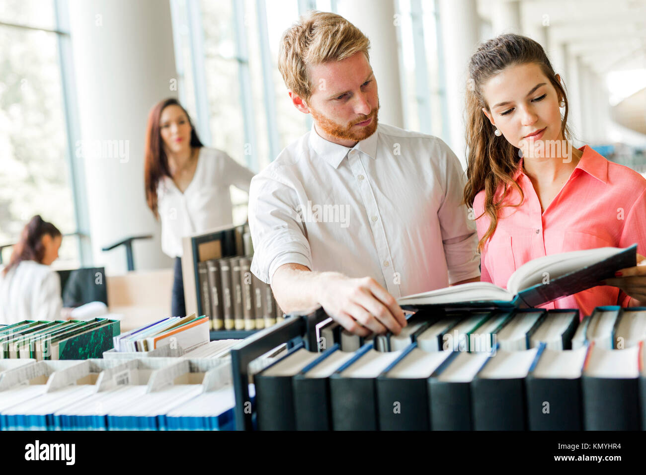 Zwei Studenten Lesen und Studieren in Bibliothek Stockfoto