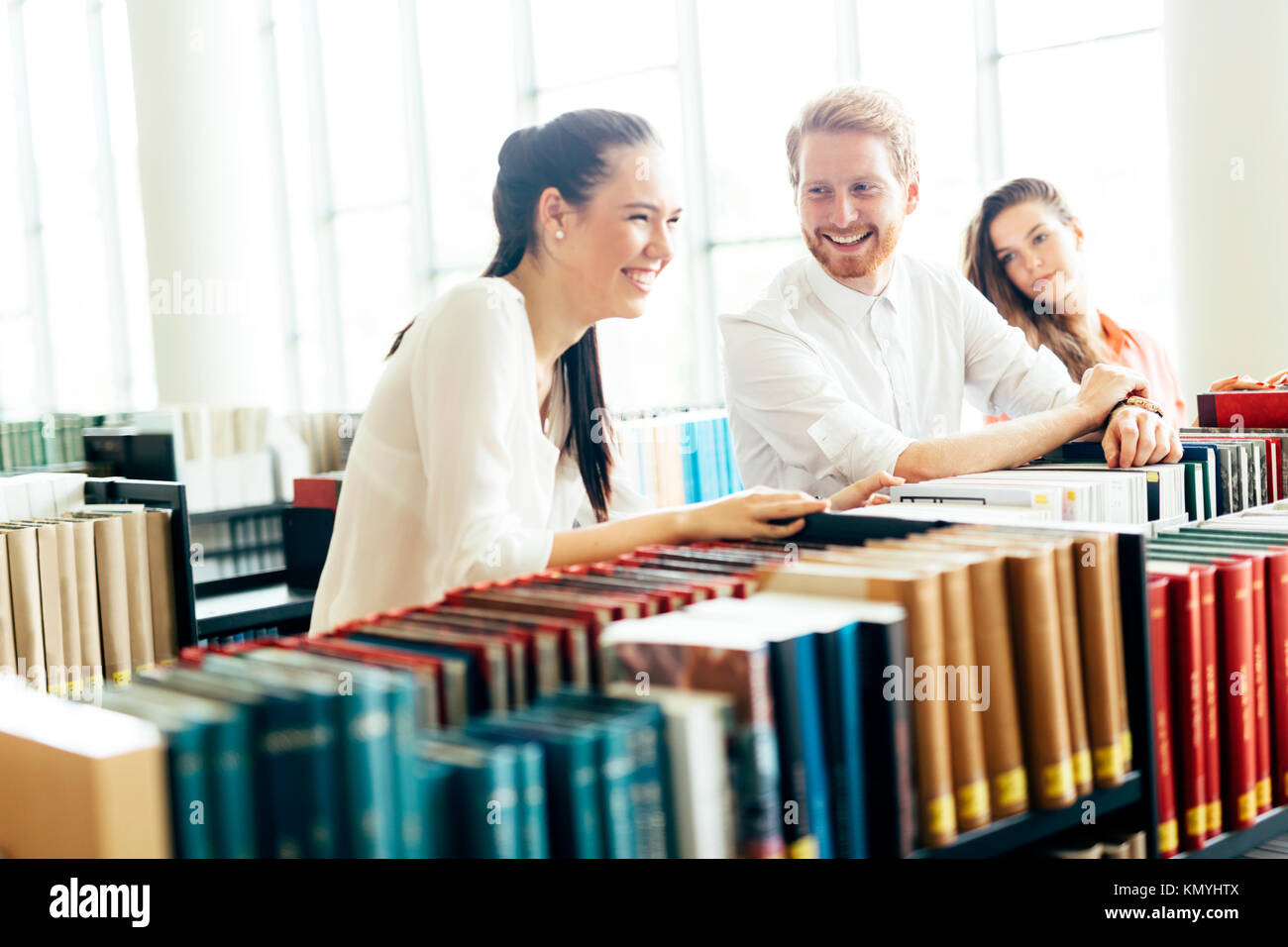 Gruppe der Studierenden in der Bibliothek Stockfoto