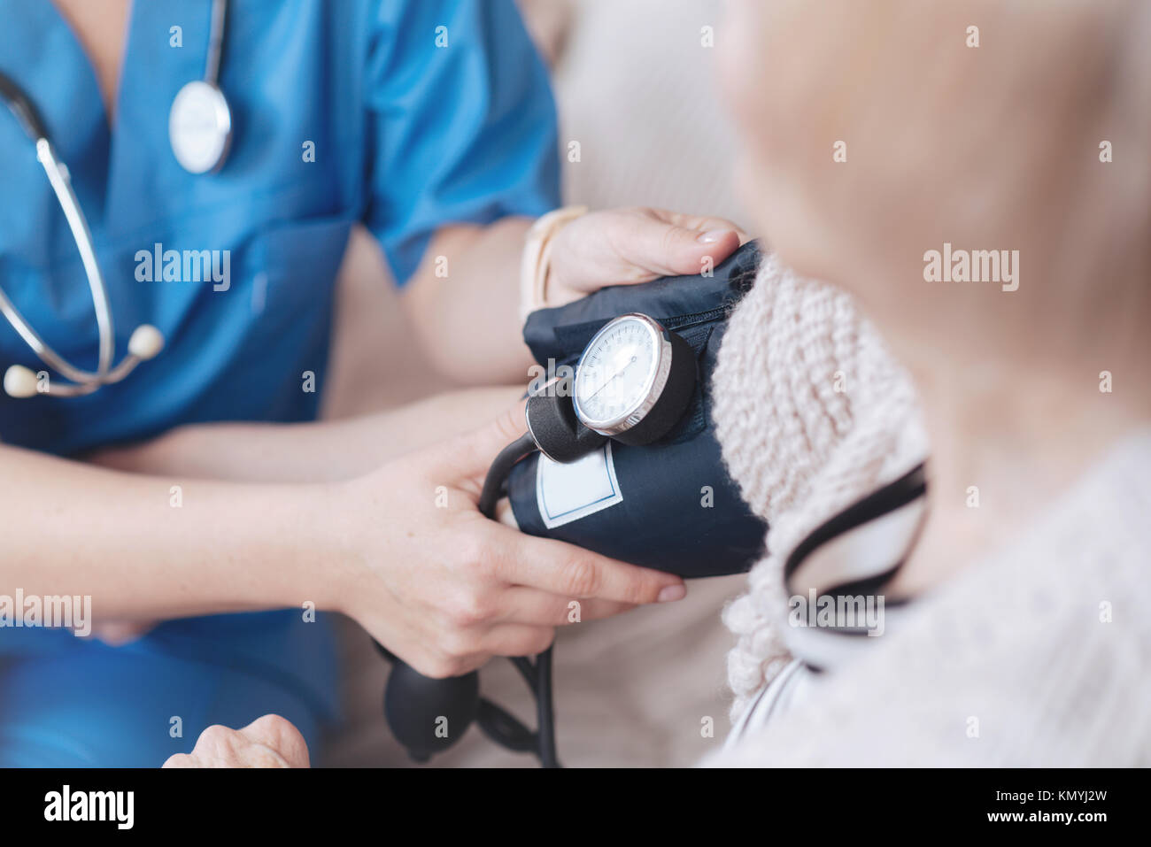 In der Nähe der weiblichen Arzt Überwachung arterieller Blutdruck Stockfoto