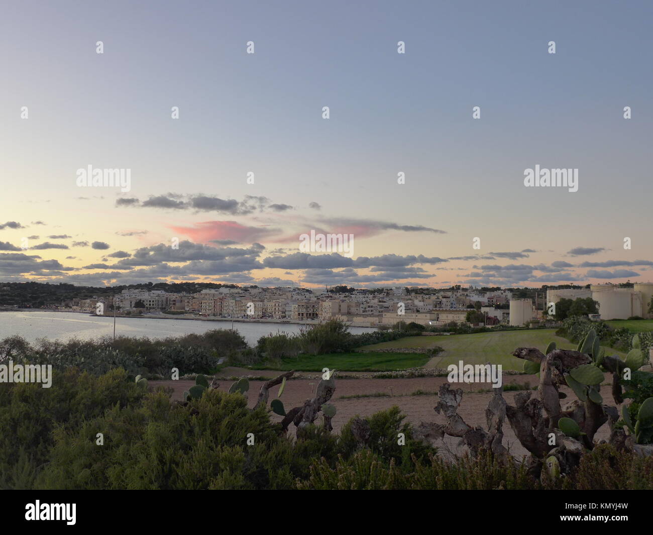 Winter Wolken bei Sonnenuntergang über dem Meer, Birzebbugia, Malta Stockfoto