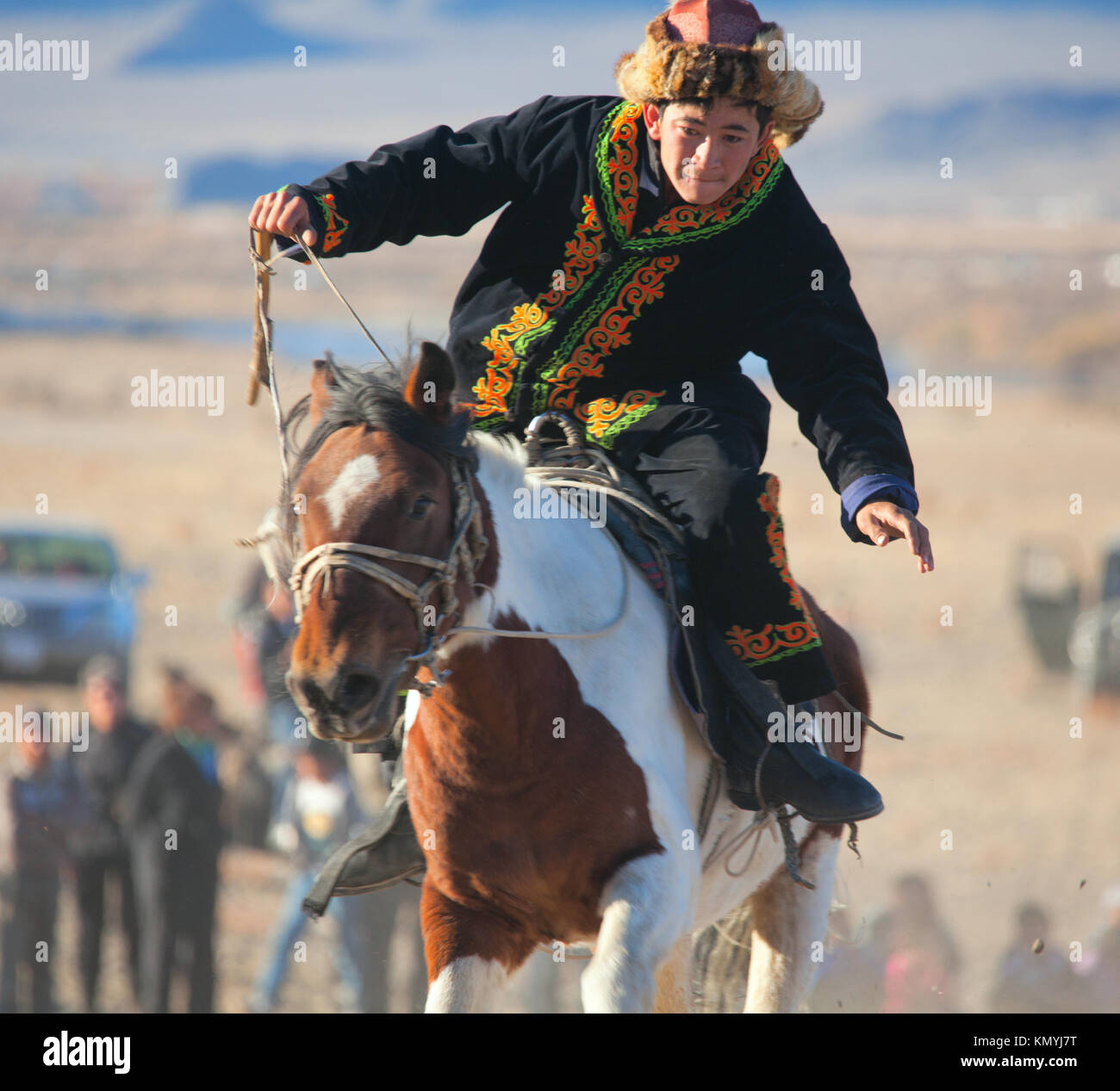 Jagd mit Adlern in den Mongolischen Altai. Traditionell kasachischen Spaß. "Die Golden Eagle Festival' Stockfoto