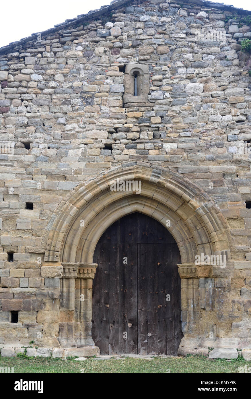 Alten Eingang der Kirche von Santa Maria de Lillet in La Poble de Lillet, Bergueda, Stockfoto
