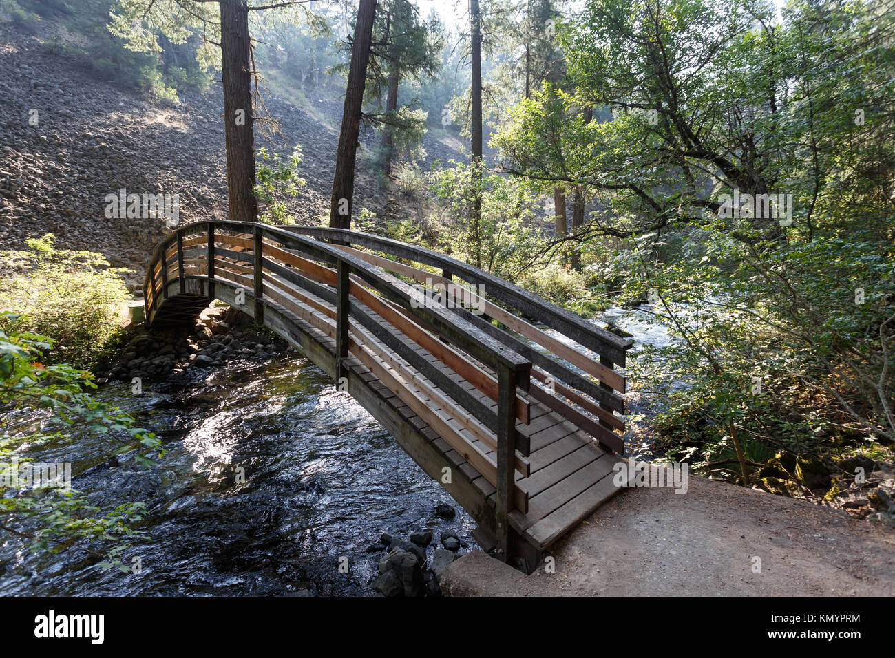 Brücke über Wasser, die in der Mc Arthur-Burney fällt in den Lassen Volcanic National Park fließt Pinienwald Stockfoto