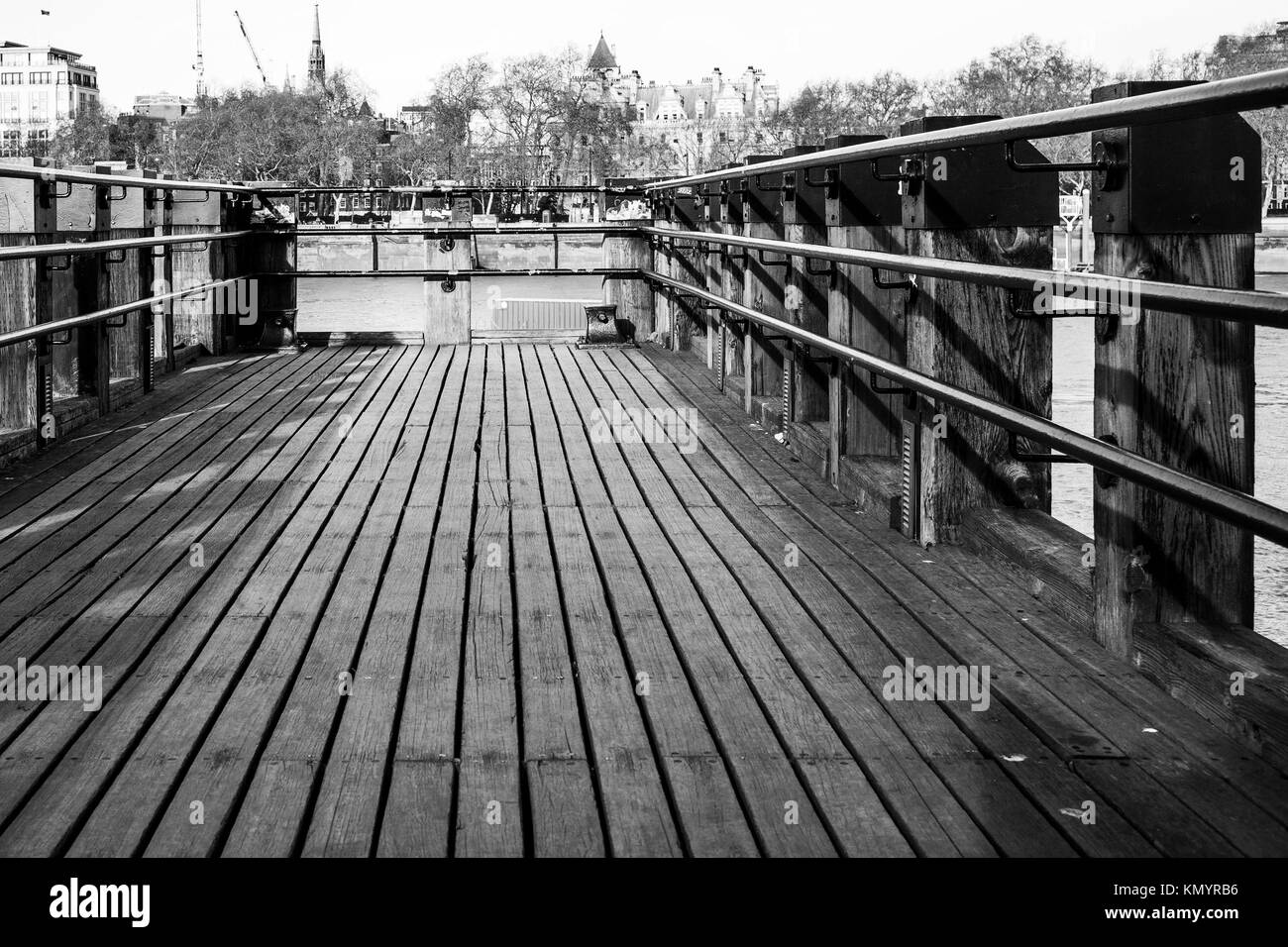 Holzsteg oder Pier über der Themse gegenüber der OXO-Gebäude Bankside London Southwark Stockfoto