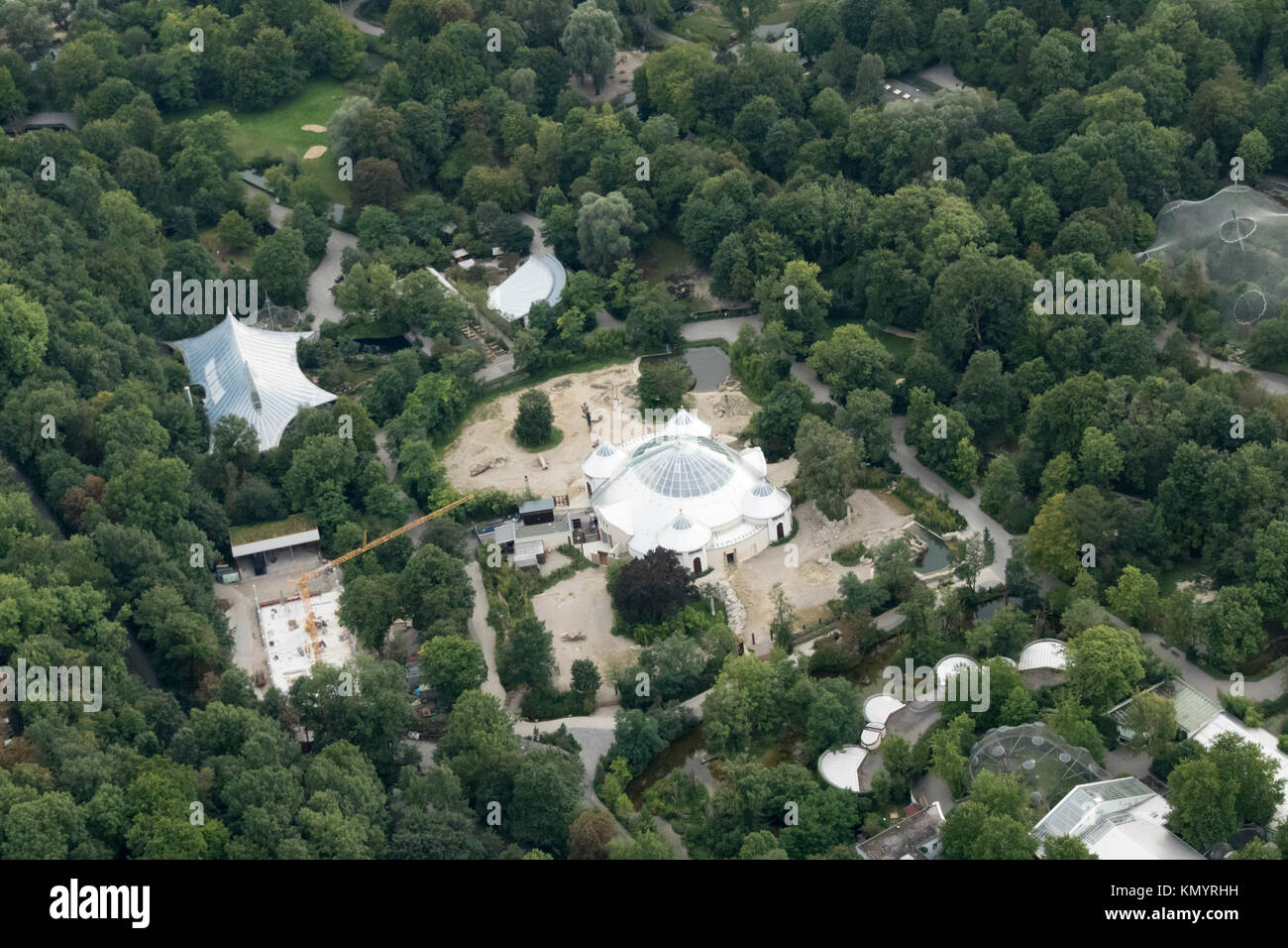 Zoo mit Elephant House, Tierpark Hellabrunn, München, Bayern, Deutschland Stockfoto