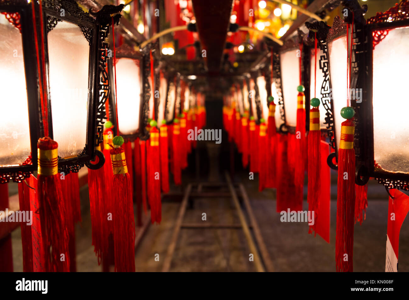 Laternen geschmückt mit Gebeten in der Man Mo Tempel, Hong Kong. Stockfoto