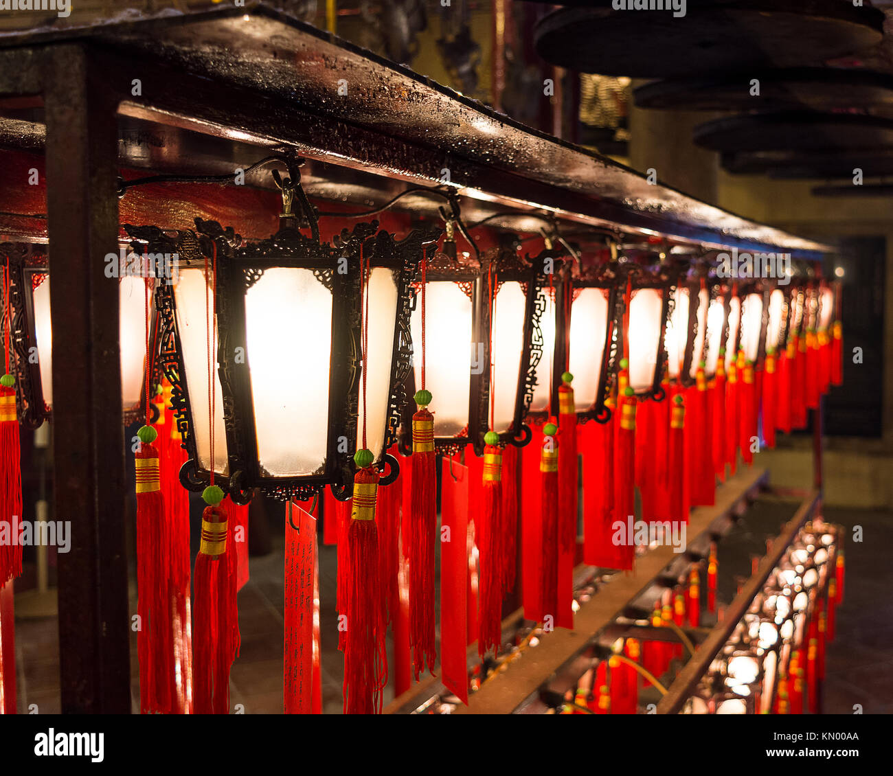 Laternen geschmückt mit Gebeten in der Man Mo Tempel, Hong Kong. Stockfoto