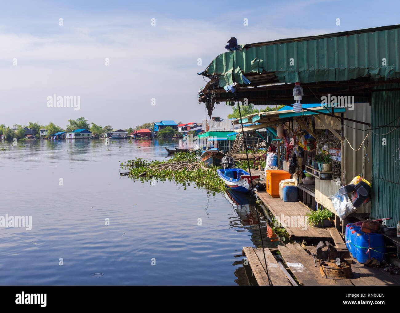Blick auf ein schwimmendes Dorf auf dem Tonle Sap See zwischen den Städten Battambang und Siem Reap, Kambodscha. Stockfoto