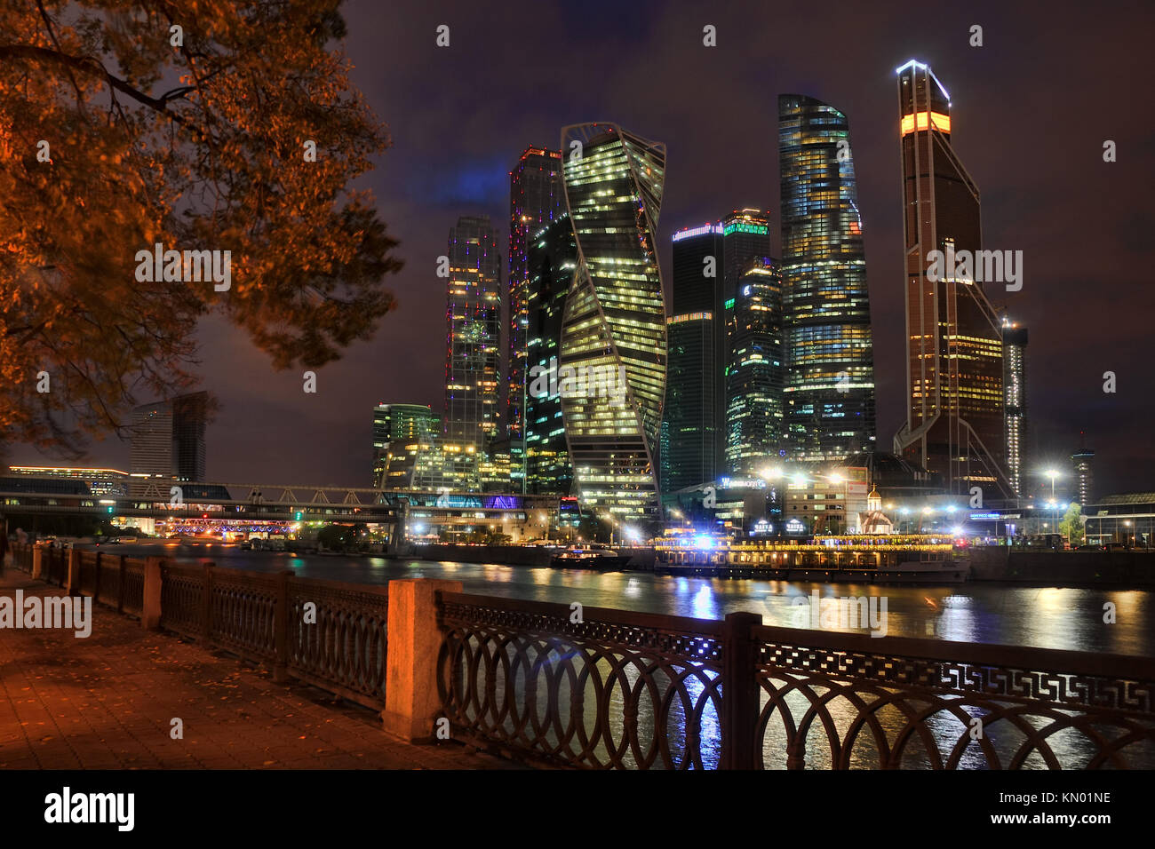 Moskau, Russland - Nacht Stadtbild von Moskau International Business Center "oskva-City' von Tarasa Shevchenko Damm bei Nacht Stockfoto