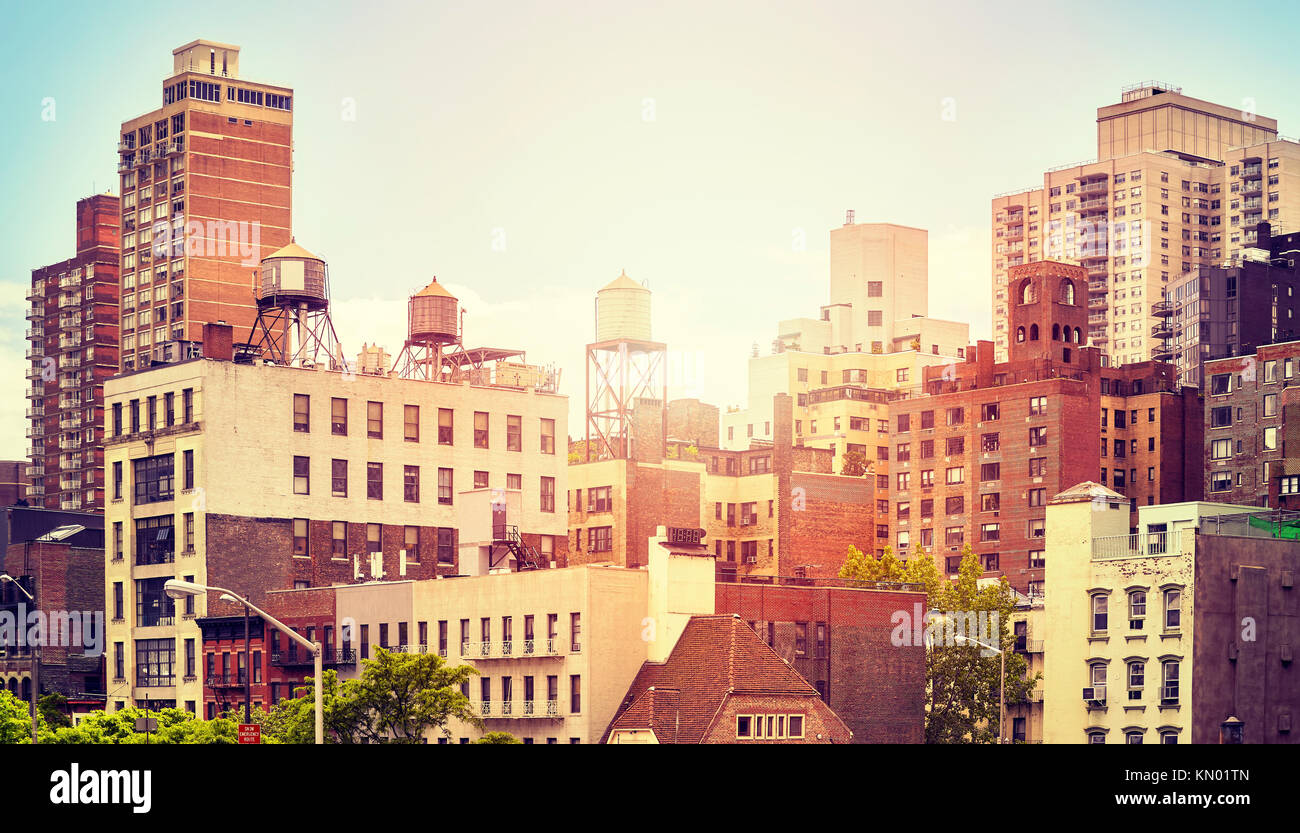 Vintage getonten Bild vom alten Wohngebäude in New York City bei Sonnenuntergang, USA. Stockfoto