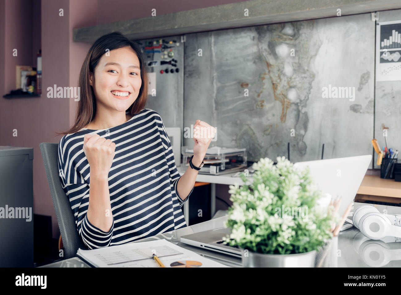 Asiatische kreative Designer hand Erfolg mit lächelnden Gesicht über Business Vertrag im Büro Schreibtisch laptop, starten Eigentümer unternehmen Konzept Stockfoto