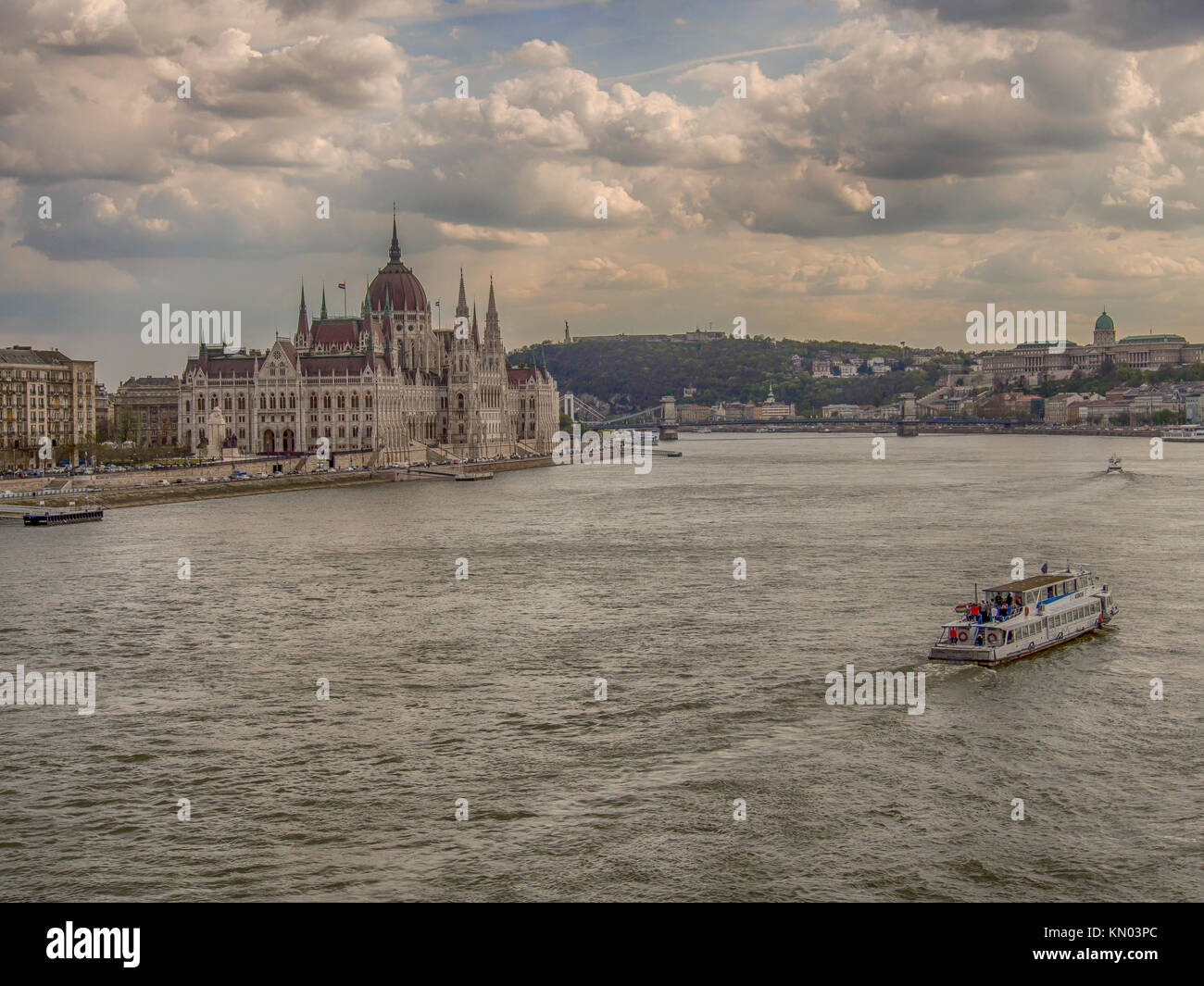 Budapest, Ungarn - 15 April, 2015: Ungarische Parlament Gebäude, die von der Bank von Donau. Größte Gebäude in Ungarn und der höchsten Gebäude I Stockfoto