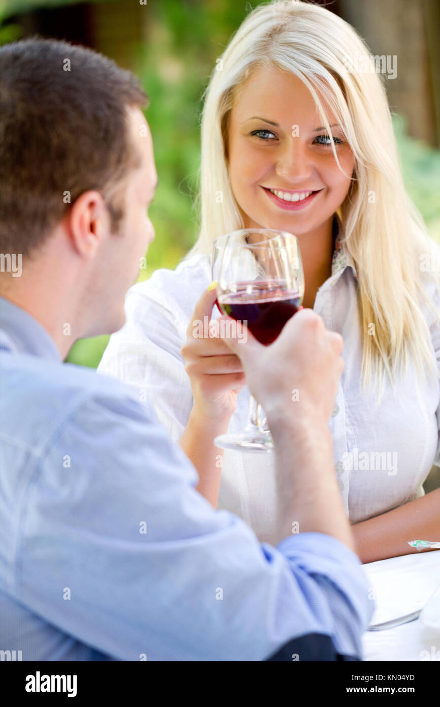 Romantische Paare haben einen Toast mit Wein Stockfoto