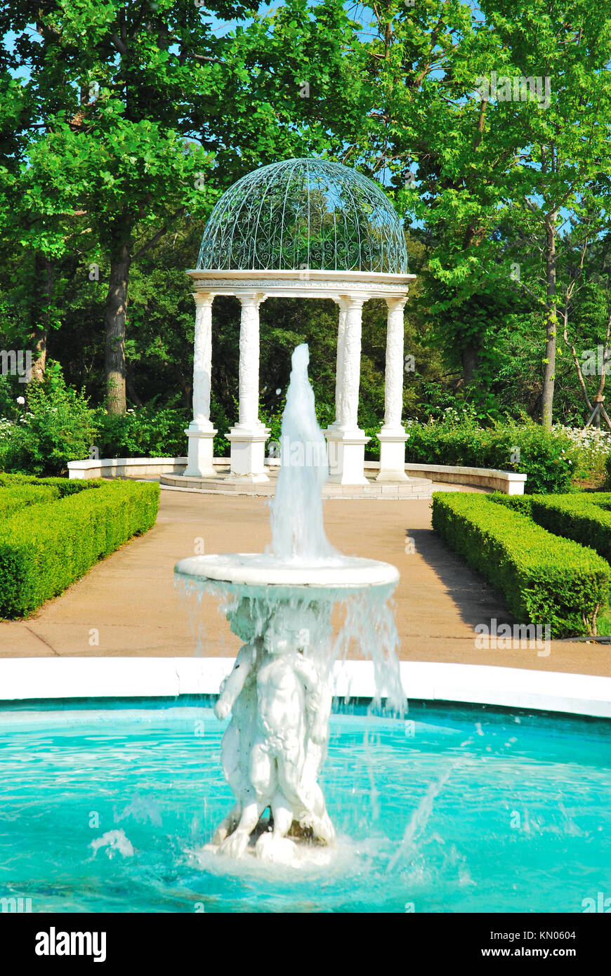 Springbrunnen und Pavillon in einem europäischen Stil gestalteten Garten. Ein Symbol von Reichtum, die westliche Kultur und Raffinesse. Stockfoto