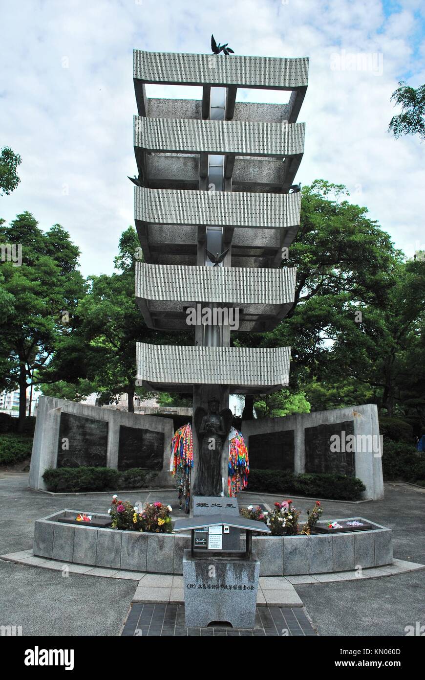 Denkmal in der Nähe der Atombombendom in Hiroshima, Japan, in Erinnerung an die Kinder, die gestorben sind von der Strahlung der Bombe dekoriert mit colorf Stockfoto