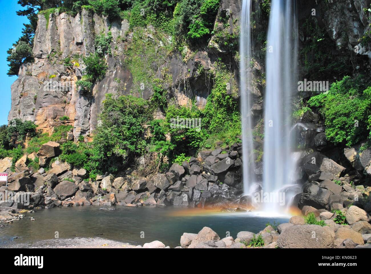 Majestätischen Wasserfall akzentuiert mit einem wunderschönen Regenbogen. Geeignet für Konzepte wie Zen Meditation, Ruhe, Umwelt, Erhaltung der eart Stockfoto