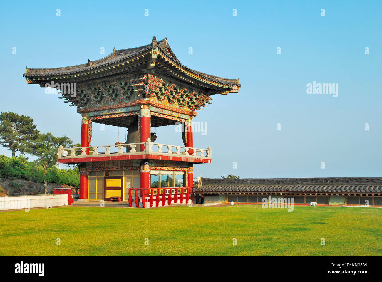 Koreanischen Stil Tempel Pavillon detaillierte Architektur mit bue Himmel Hintergrund. Ein Symbol der Religion, Glauben, Respekt, und Kultur. Stockfoto