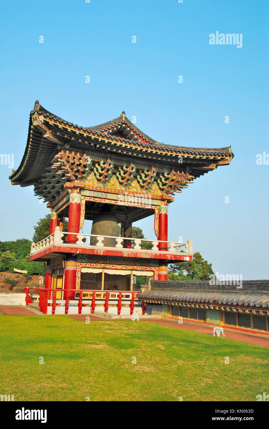 Koreanischen Stil Tempel Pavillon detaillierte Architektur mit bue Himmel Hintergrund. Ein Symbol der Religion, Glauben, Respekt, und Kultur. Stockfoto